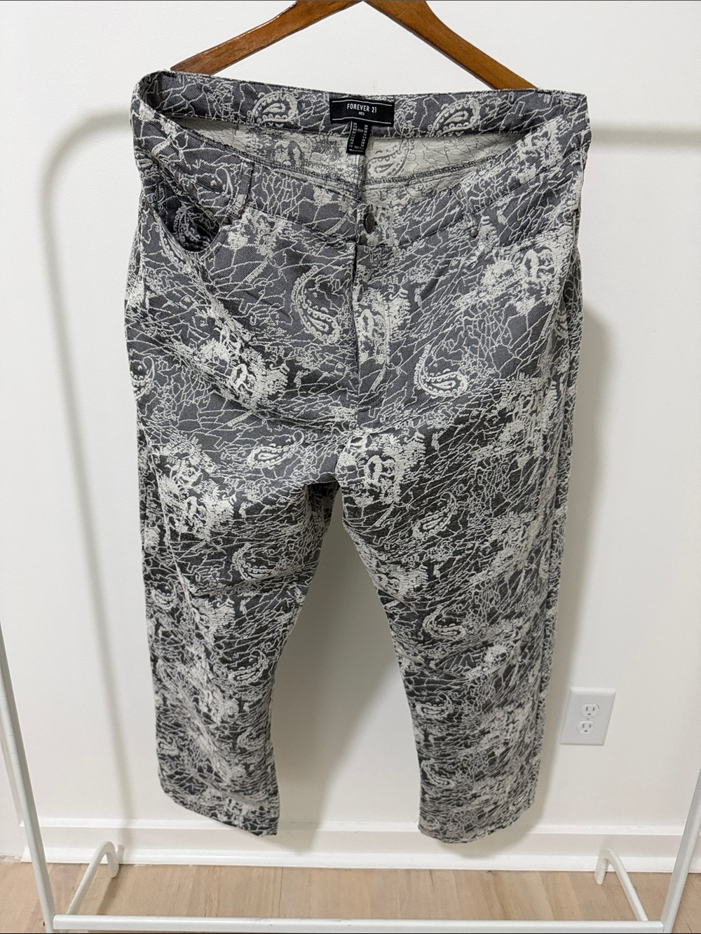 Forever 21 Men’s Gray & White Paisley Print Chinos